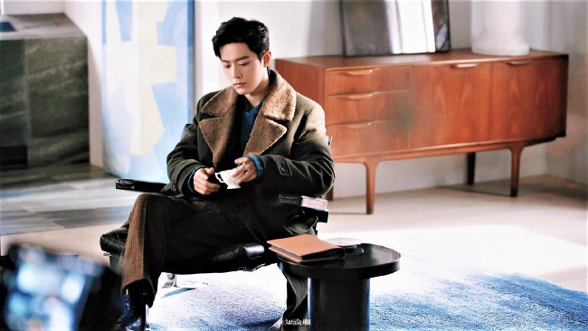 Обои картинки фото мужчины, xiao zhan, актер, куртка, чашка, комод, столик, книга