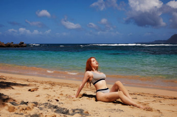 Картинка девушки scarlett+jones море песок поза купальник