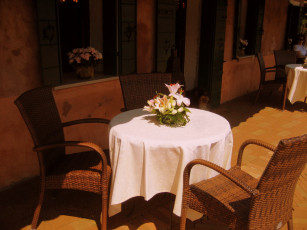 Картинка интерьер декор отделка сервировка кафе цветы кресла столик