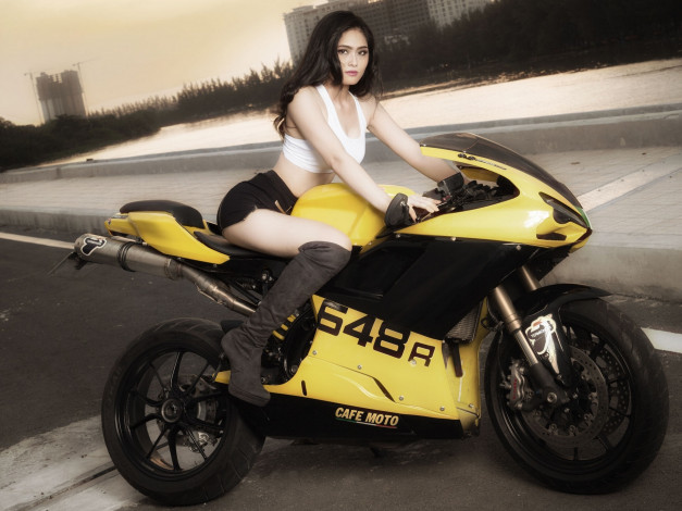 Обои картинки фото мотоциклы, мото с девушкой, сапоги, азиатка