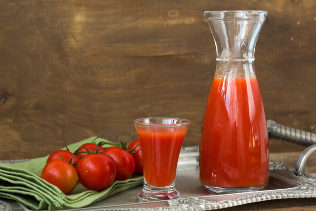 Обои картинки фото еда, напитки,  сок, томатный, сок, помидоры, томаты