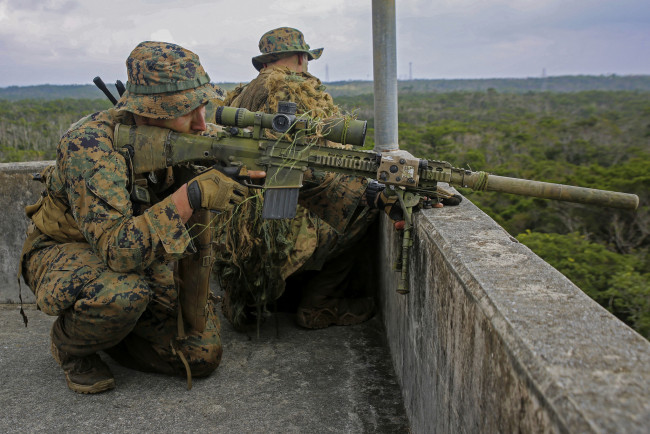 Обои картинки фото оружие, армия, спецназ, винтовка, снайперская, снайпер, крыша, экипировка, оптика