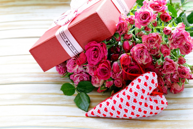 Обои картинки фото праздничные, день святого валентина,  сердечки,  любовь, сердечко, букет, розы, коробка, подарок