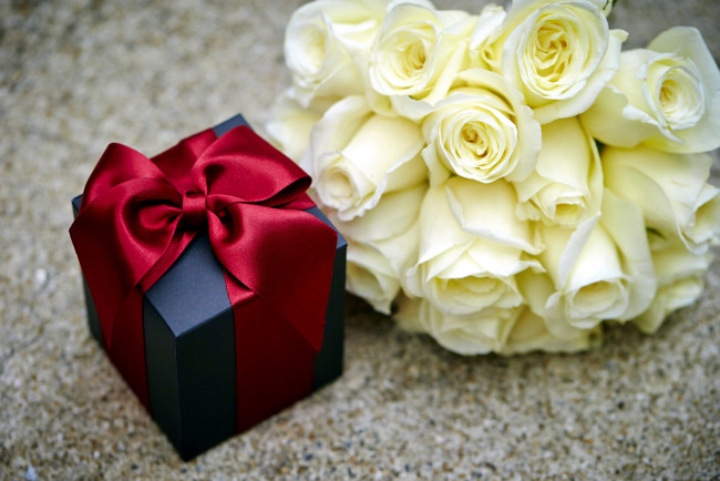 Обои картинки фото праздничные, подарки и коробочки, розы, коробка, подарок, белый, красный, бант
