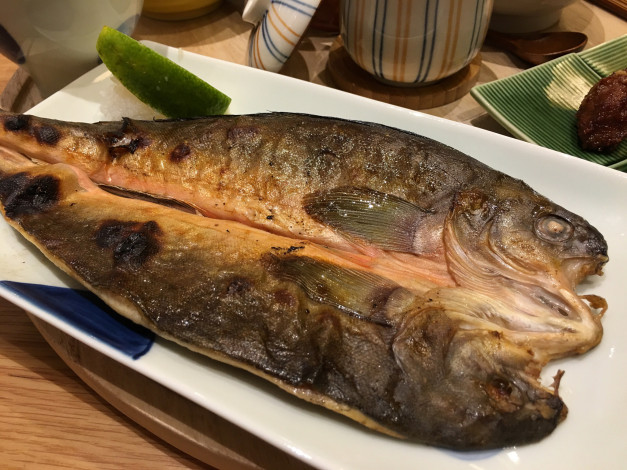 Обои картинки фото еда, рыба,  морепродукты,  суши,  роллы, жаренная
