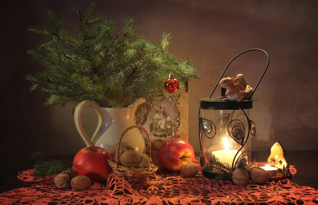 Обои картинки фото праздничные, новогодние свечи, белка, орехи, фонарь, яблоки, елка