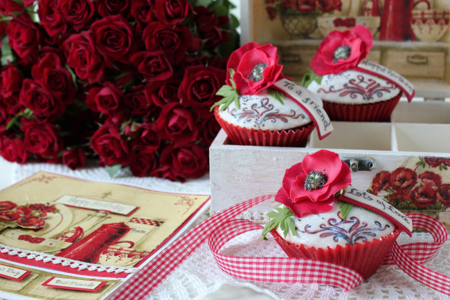 Обои картинки фото еда, пирожные,  кексы,  печенье, розы, цветы, шкатулка, пирожное, цветок, сладость