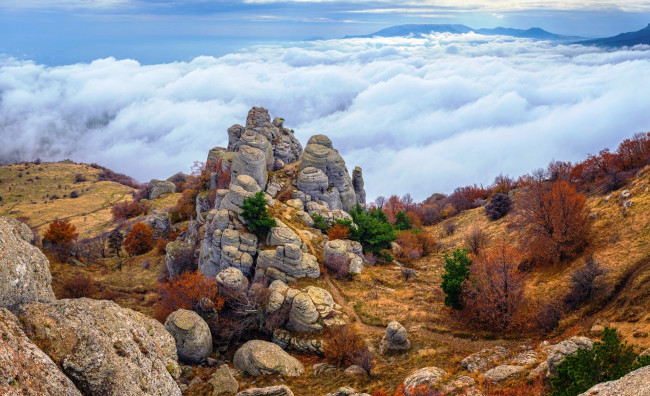 Обои картинки фото демерджи-яйла, природа, горы, панорама, крым, осень, облака, деревья, камни, скалы