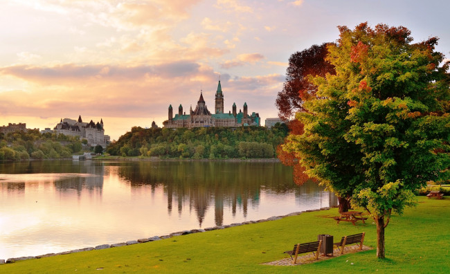 Обои картинки фото города, оттава , канада, парк, деревья, осень, озеро, трава, скамейки, дворцы