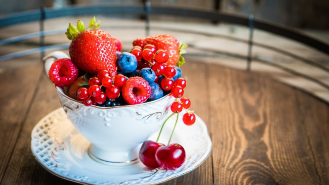 Обои картинки фото еда, фрукты,  ягоды, черника, клубника, смородина, малина