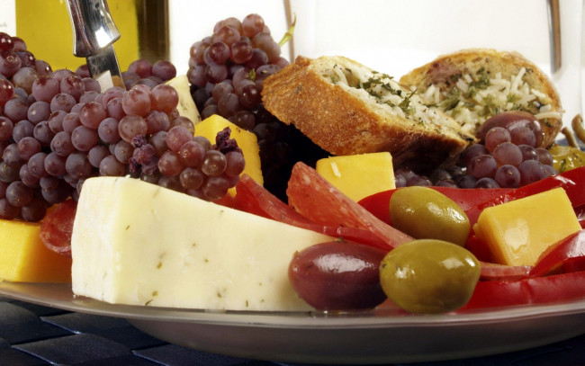 Обои картинки фото еда, разное, оливки, виноград, колбаса, бутерброд, сыр