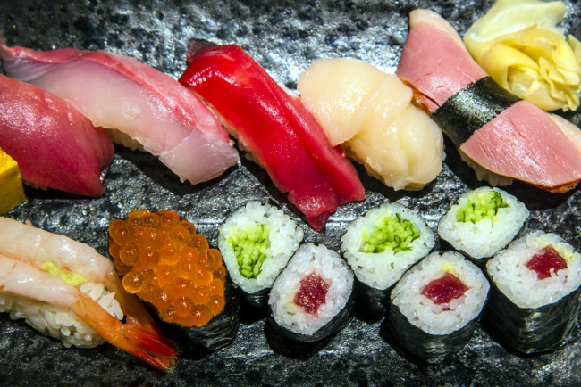 Обои картинки фото еда, рыба,  морепродукты,  суши,  роллы, японская, кухня, суши, икра, роллы