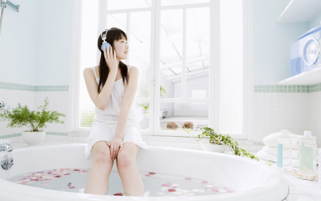 Обои картинки фото девушки, -unsort , азиатки, наушники, сарафан, окно, лепестки, ванна