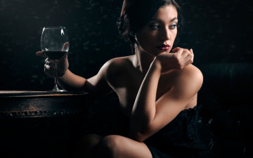 Картинка девушки -+брюнетки +шатенки бокал вино брюнетка поза грусть