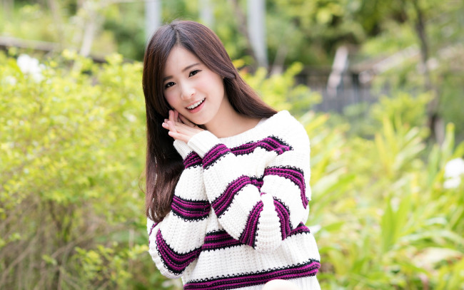 Обои картинки фото девушки, - азиатки, свитер, азиатка, улыбка, жест