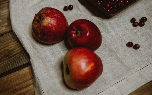 Обои картинки фото еда, фрукты,  ягоды, яблоки, клюква