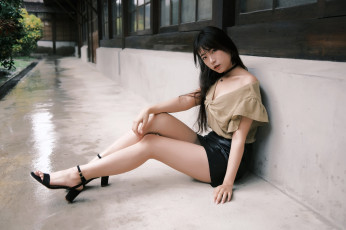 Картинка девушки -+азиатки азиатка поза блузка юбка мини