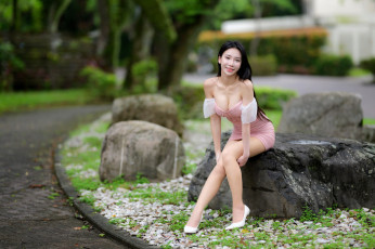 Картинка девушки -+азиатки камни азиатка поза мини платье декольте