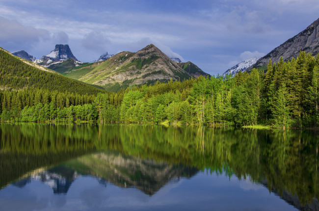 Обои картинки фото природа, реки, озера, облака, небо, калгари, альберта, канада, национальный, парк, горы, деревья, озеро, отражение