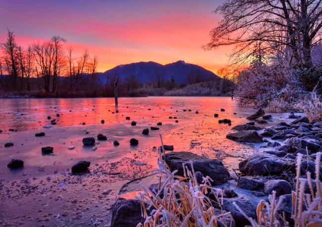 Обои картинки фото природа, восходы, закаты, река, горы, закат, камни, зима, деревья, лёд, пейзаж