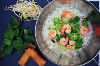 Картинка еда рыбные+блюда +с+морепродуктами креветки лапша суп зелень