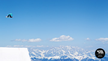 Картинка спорт сноуборд сноубордист полет небо облака снег зима трамплин спортсмен горы