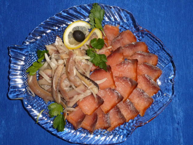 Обои картинки фото еда, рыба,  морепродукты,  суши,  роллы, тарелка, селедка, лосось, лук, лимон