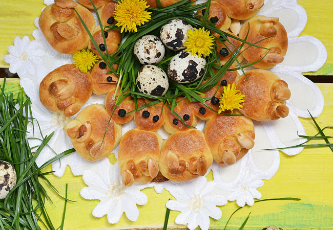 Обои картинки фото еда, хлеб,  выпечка, цветы, трава, яйца, выпечка