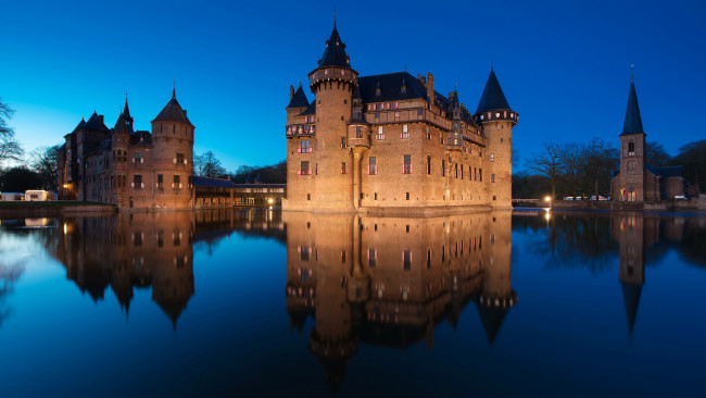 Обои картинки фото замок de haar голландия, города, замки нидерландов, замок, голландия, ночь, река, de, haar, огни
