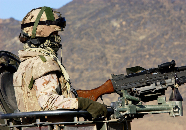 Обои картинки фото оружие, армия, спецназ, экипировка, пулемёт, солдат