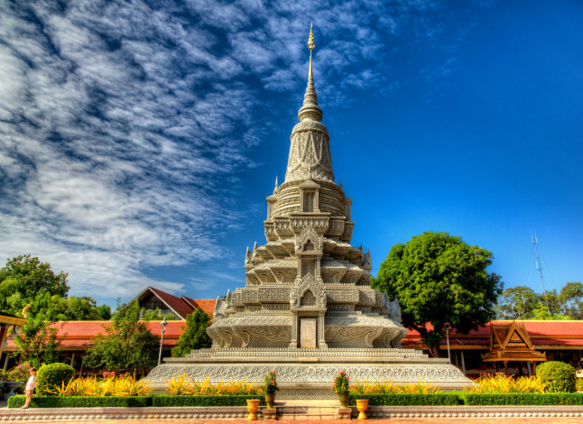 Обои картинки фото города, - буддийские и другие храмы, камбоджа, храм, серебряная, пагода, на, фоне, голубого, неба