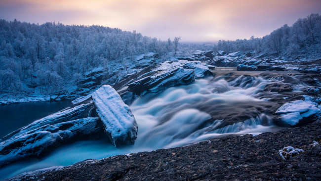 Обои картинки фото природа, реки, озера, швеция, первый, снег, sweden, речка, winter, is, coming, лес