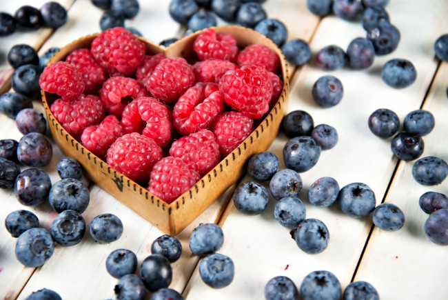 Обои картинки фото еда, фрукты,  ягоды, черника, малина