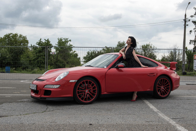 Обои картинки фото автомобили, -авто с девушками, брюнетка, красный, порше, платье