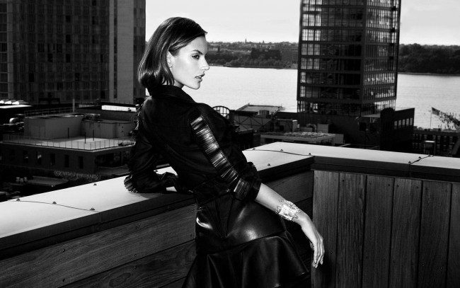Обои картинки фото девушки, alessandra ambrosio, модель, черно-белая, куртка, юбка, стройка