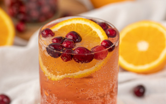 Обои картинки фото еда, напитки,  коктейль, апельсин, коктейль, вишня
