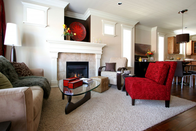 Обои картинки фото интерьер, гостиная, кресло, диван, столик, камин, блюдо