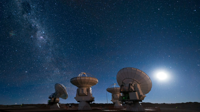 Обои картинки фото космос, разное, другое, млечный, путь, небо, солнце, радиотелескопы