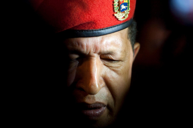 Обои картинки фото hugo, chavez, мужчины, берет, уго, Чавес, команданте