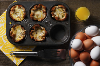 Картинка еда вторые+блюда булочки начиненные яйцами яйца сок лопатка форма для запекания салфетка фон