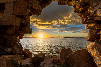 Картинка природа восходы закаты океан скалы грот солнце сияние