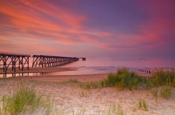 Картинка природа побережье тучи горизонт мост трава пляж зарево океан