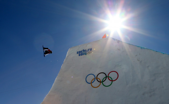 Обои картинки фото спорт, сноуборд, лед, гора, колет, прыжок, спортсмен, сноубордист, логотип, кольца, сочи, олимпиада