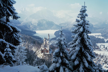обоя города, замок нойшванштайн , германия, деревья, лес, замок, горы, зима, снег