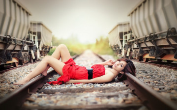 Картинка девушки -+азиатки платье пояс рельсы гравий вагоны железная дорога красное+платье