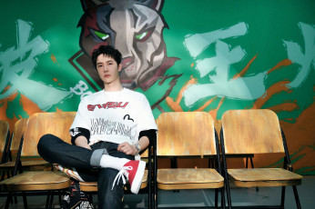 Картинка мужчины wang+yi+bo футболка джинсы стулья