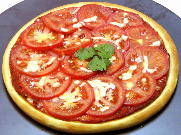 Обои картинки фото еда, пицца, помидоры, зелень, томаты