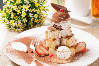 Картинка еда мороженое +десерты клубника макаруны сладкое десерт