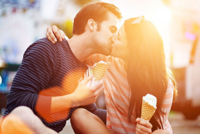 Обои картинки фото разное, мужчина женщина, свидание, мороженое, поцелуй, эмоции, чувства, любовь, влюбленные, пара