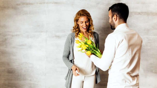 Обои картинки фото разное, мужчина женщина, тюльпаны, радость, подарок